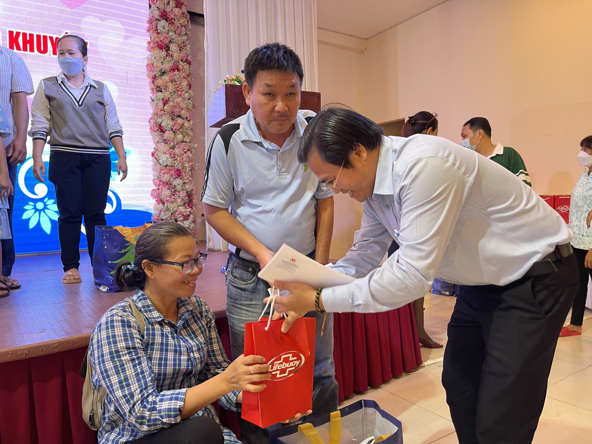 Những gia đình vầng trăng khuyết khiến người người khâm phục - Ảnh 2.