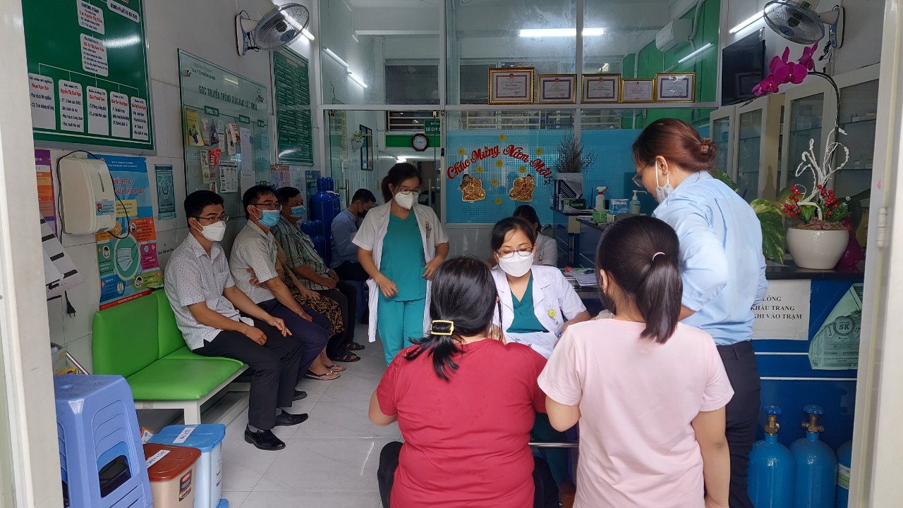 Lo biến chủng BA.5, người dân TP HCM xếp hàng tiêm vắc-xin Covid-19 - Ảnh 1.