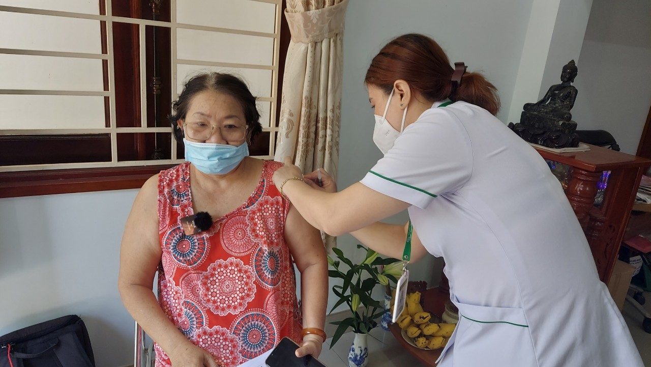 Lo biến chủng BA.5, người dân TP HCM xếp hàng tiêm vắc-xin Covid-19 - Ảnh 8.