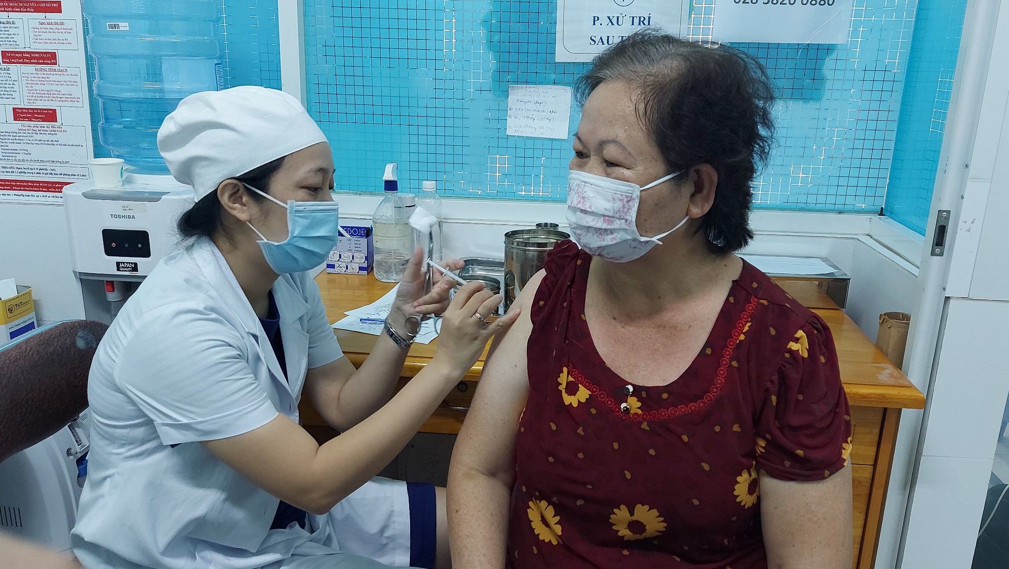 Lo biến chủng BA.5, người dân TP HCM xếp hàng tiêm vắc-xin Covid-19 - Ảnh 4.