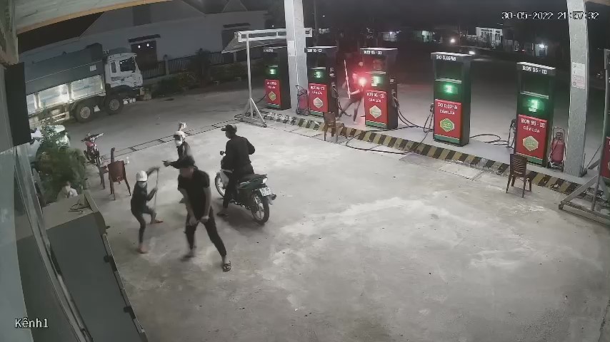 Cả chục thanh ni&ecirc;n đ&acirc;m ch&eacute;m 1 người khiến dư luận ở B&igrave;nh Thuận x&ocirc;n xao  - Ảnh 1.