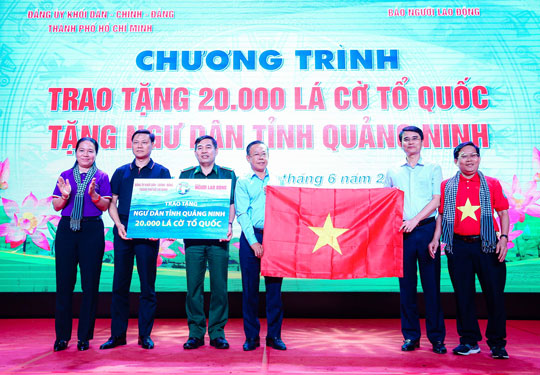 30.000 l&aacute; cờ Tổ quốc đến với Quảng Ninh - Ảnh 1.