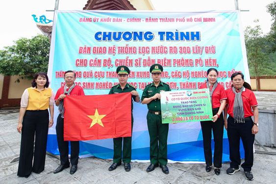 30.000 l&aacute; cờ Tổ quốc đến với Quảng Ninh - Ảnh 2.