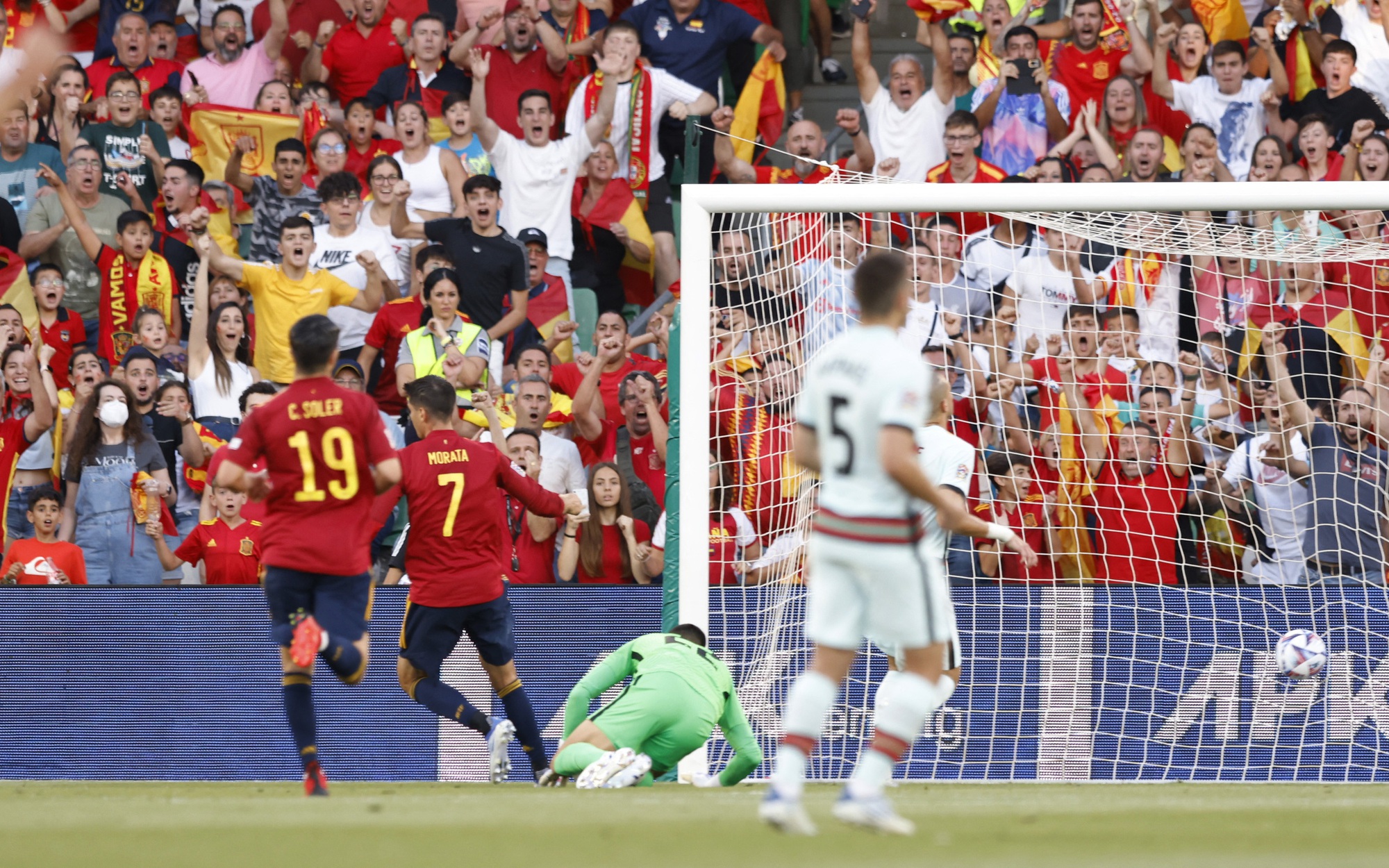 K&eacute;p phụ tỏa s&aacute;ng, Bồ Đ&agrave;o Nha chật vật cầm h&ograve;a T&acirc;y Ban Nha tại Nations League - Ảnh 4.