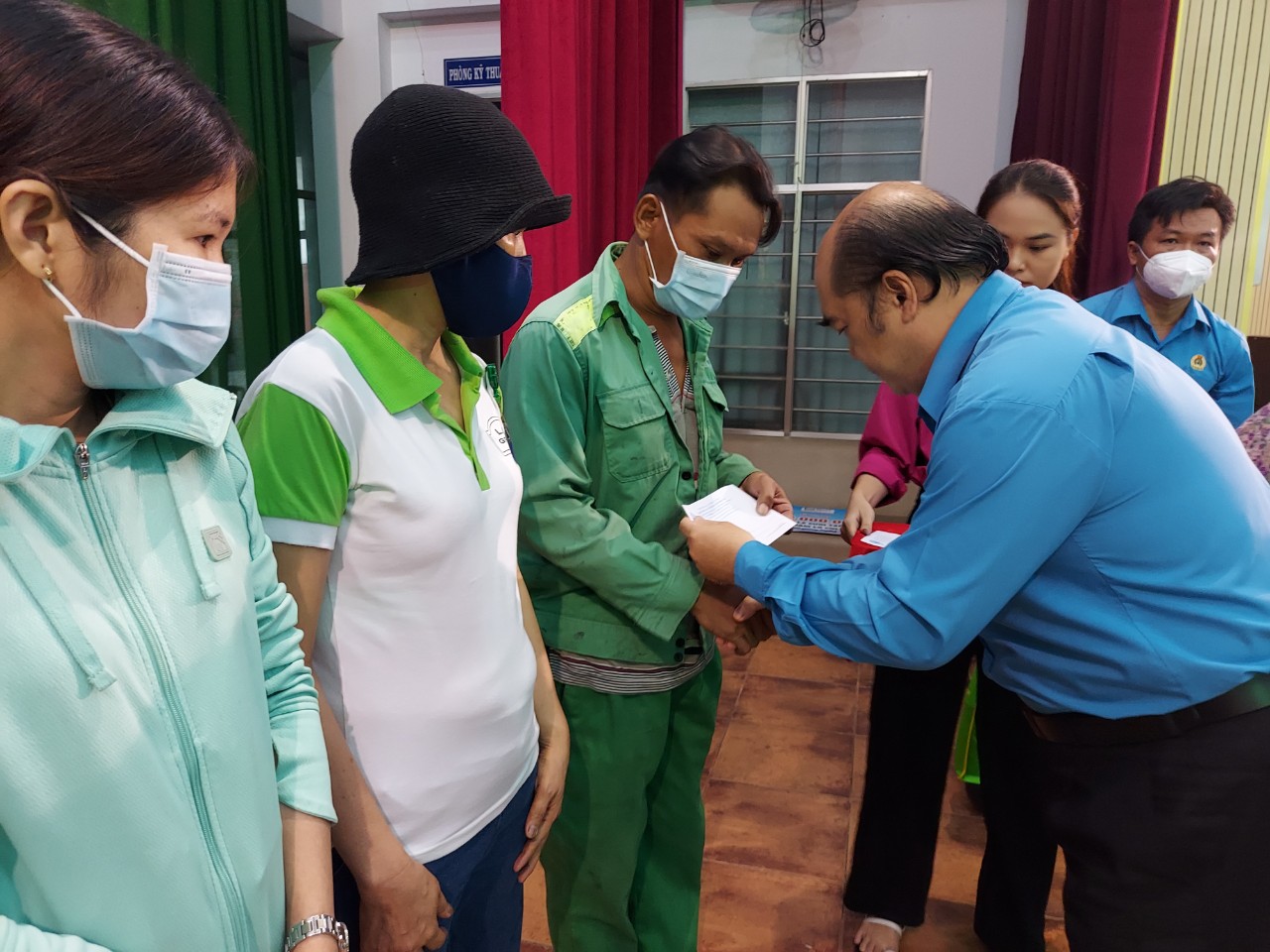 Đồng hành với công nhân khó khăn