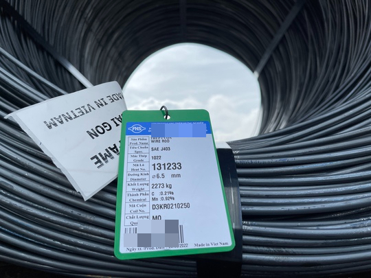 CLIP: D&acirc;y vải  d&ugrave; chằng cả chục tấn th&eacute;p cuộn tr&ecirc;n xe bon bon qua đường Nguyễn Văn Linh - Ảnh 5.