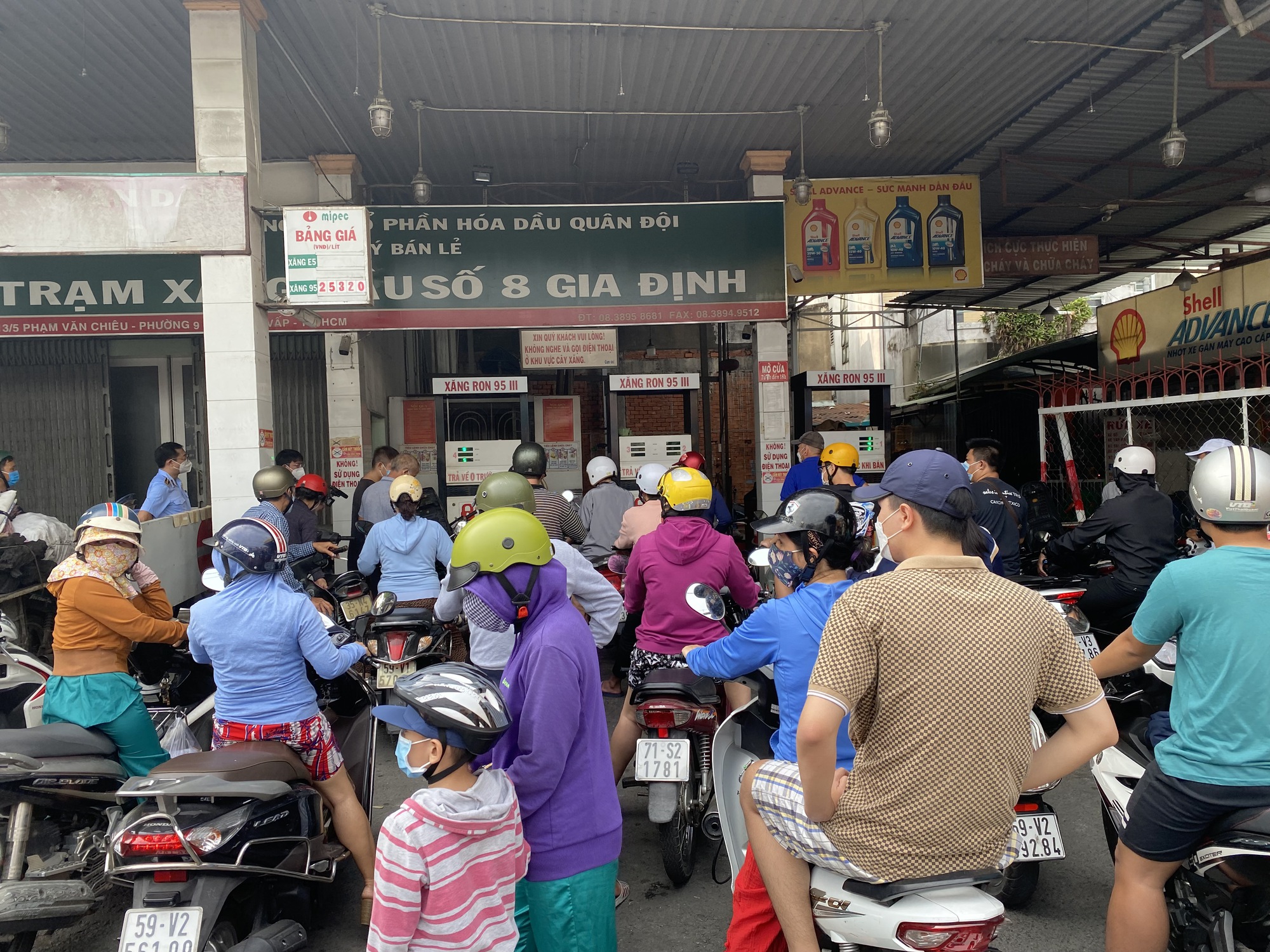 Gi&aacute; xăng Malaysia 13.000 đồng/l&iacute;t, nh&igrave;n th&igrave; ao ước chứ nhập kh&ocirc;ng dễ - Ảnh 1.