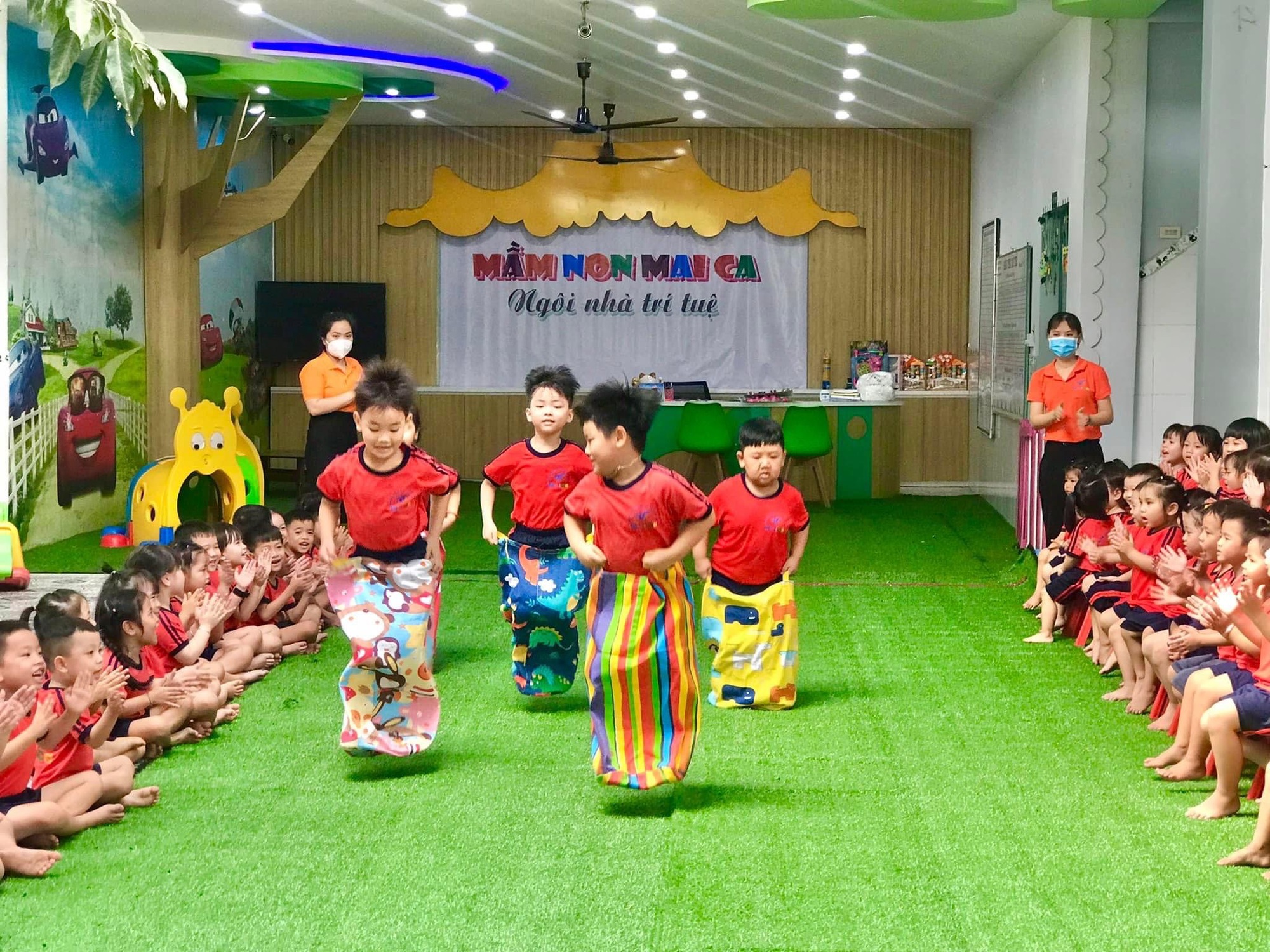 Vụ mẹ “tố” giáo viên đánh con, trường “tố” phụ huynh đánh cô giáo: Hai bên đều sai!