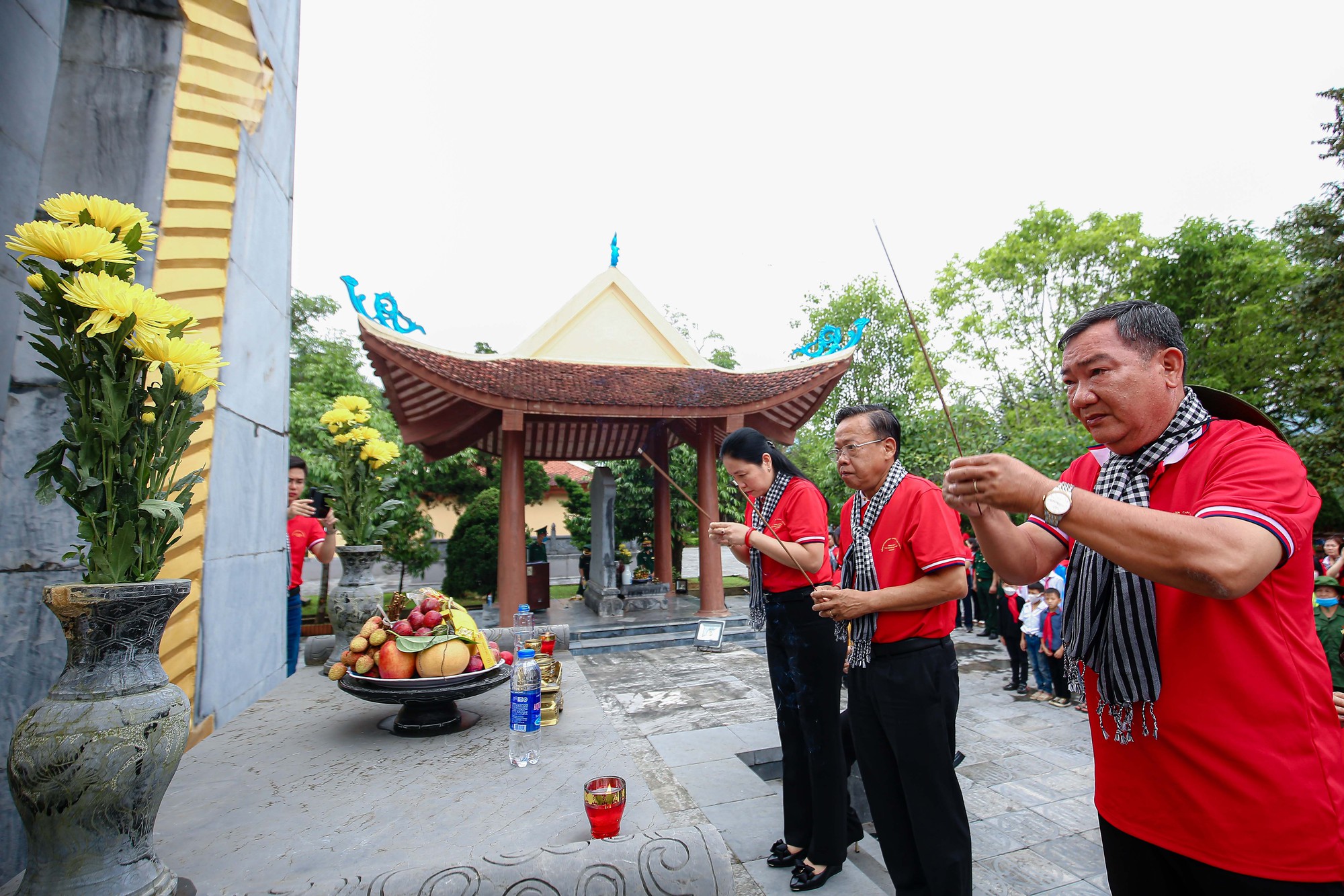 Trao tặng 10.000 l&aacute; cờ Tổ quốc cho lực lượng bi&ecirc;n ph&ograve;ng v&agrave; đồng b&agrave;o bi&ecirc;n giới  tỉnh Quảng Ninh - Ảnh 7.