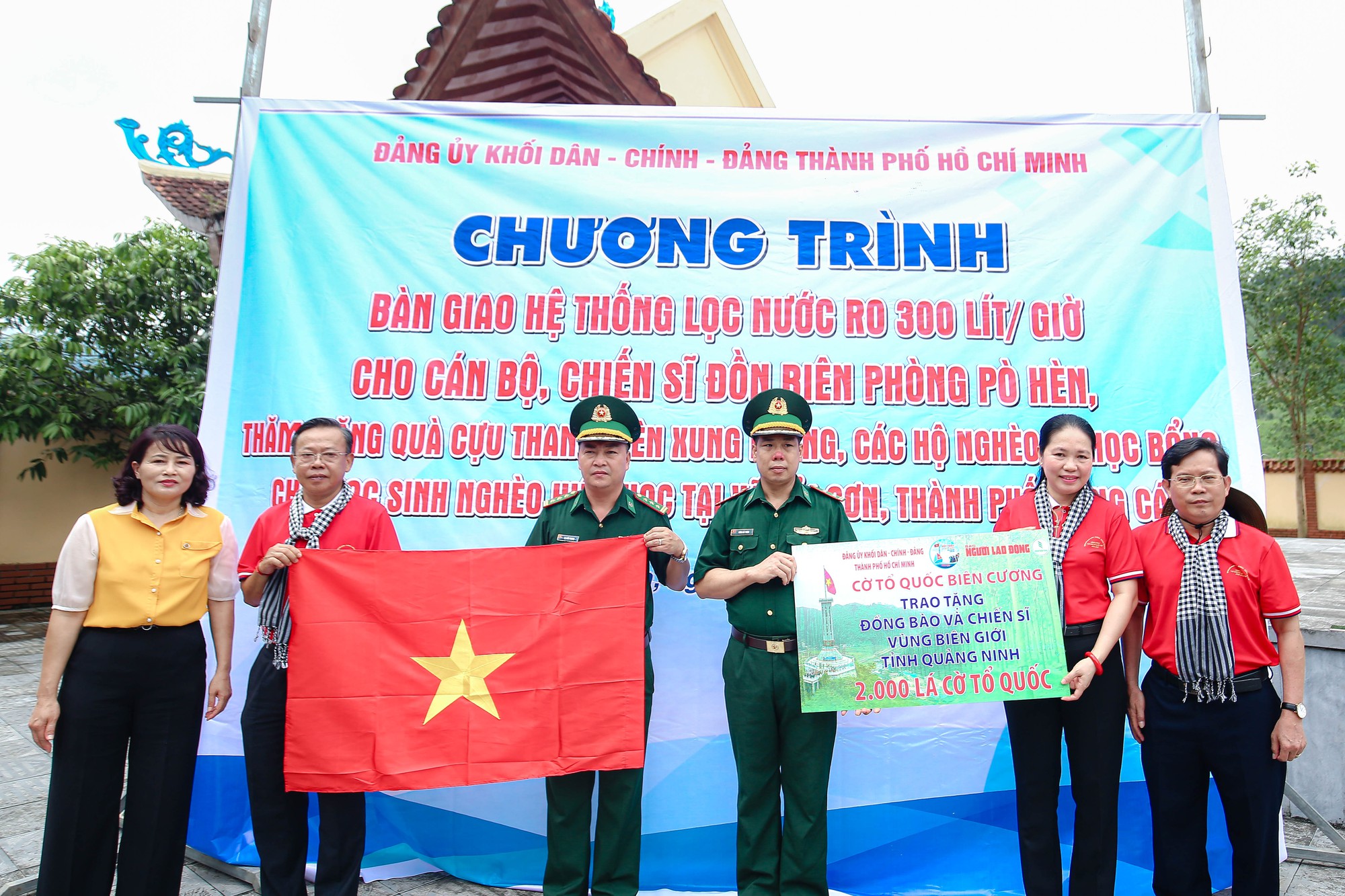 Trao tặng 10.000 lá cờ Tổ quốc cho lực lượng biên phòng và đồng bào biên giới  tỉnh Quảng Ninh