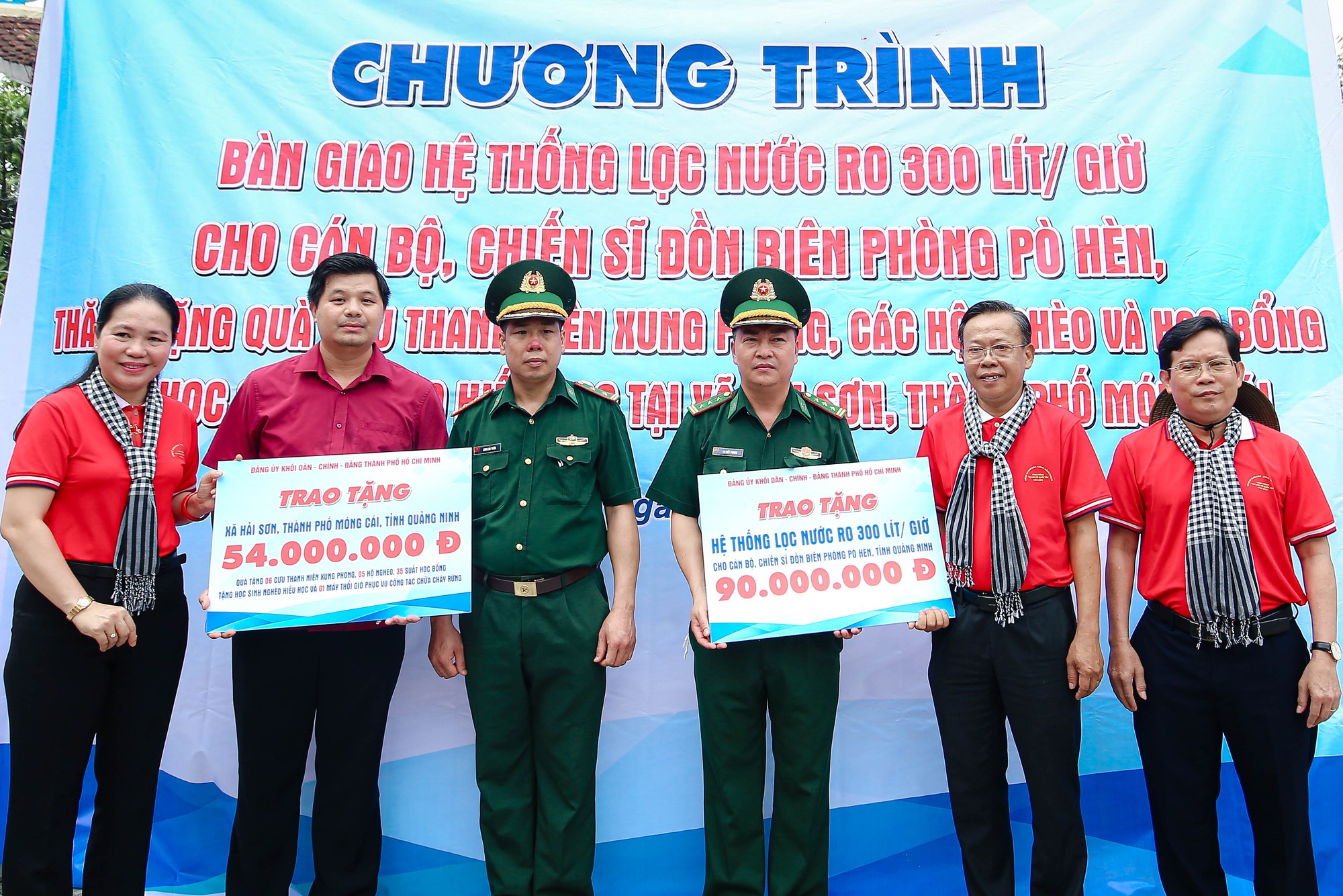 Trao tặng 10.000 l&aacute; cờ Tổ quốc cho lực lượng bi&ecirc;n ph&ograve;ng v&agrave; đồng b&agrave;o bi&ecirc;n giới  tỉnh Quảng Ninh - Ảnh 14.