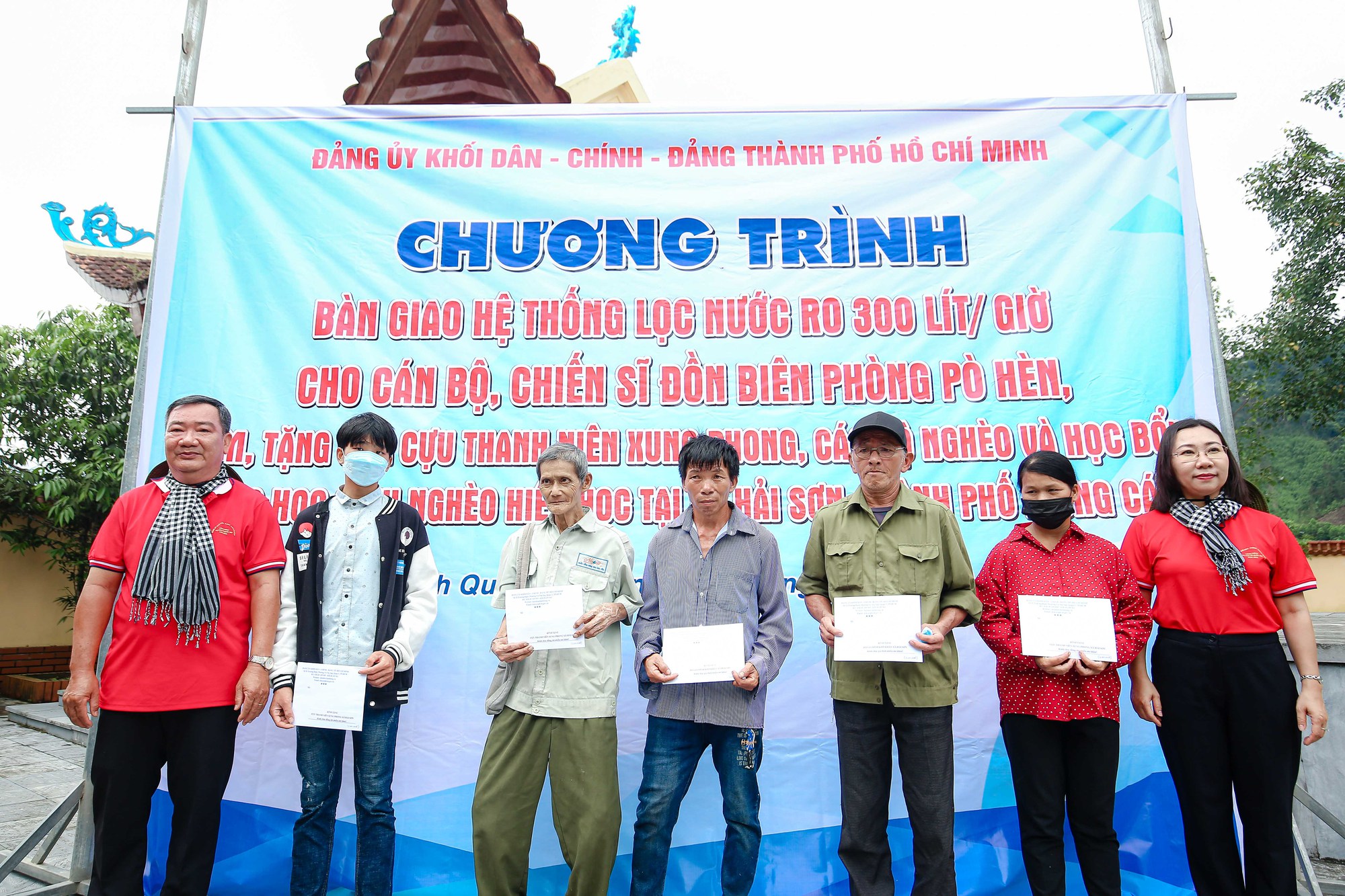 Trao tặng 10.000 l&aacute; cờ Tổ quốc cho lực lượng bi&ecirc;n ph&ograve;ng v&agrave; đồng b&agrave;o bi&ecirc;n giới  tỉnh Quảng Ninh - Ảnh 16.