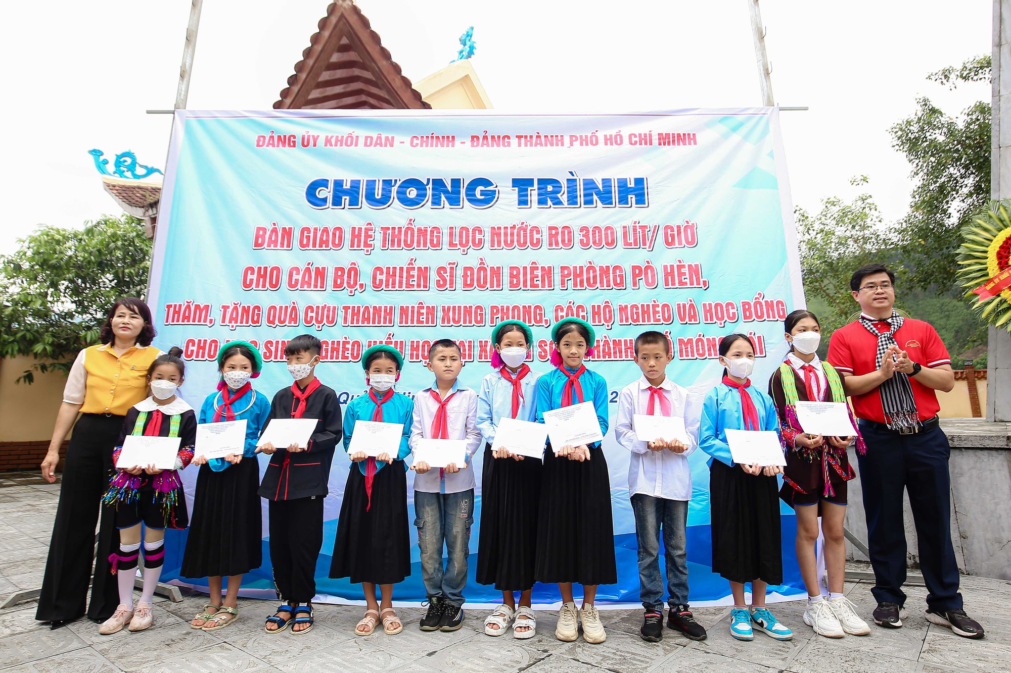 Trao tặng 10.000 l&aacute; cờ Tổ quốc cho lực lượng bi&ecirc;n ph&ograve;ng v&agrave; đồng b&agrave;o bi&ecirc;n giới  tỉnh Quảng Ninh - Ảnh 17.