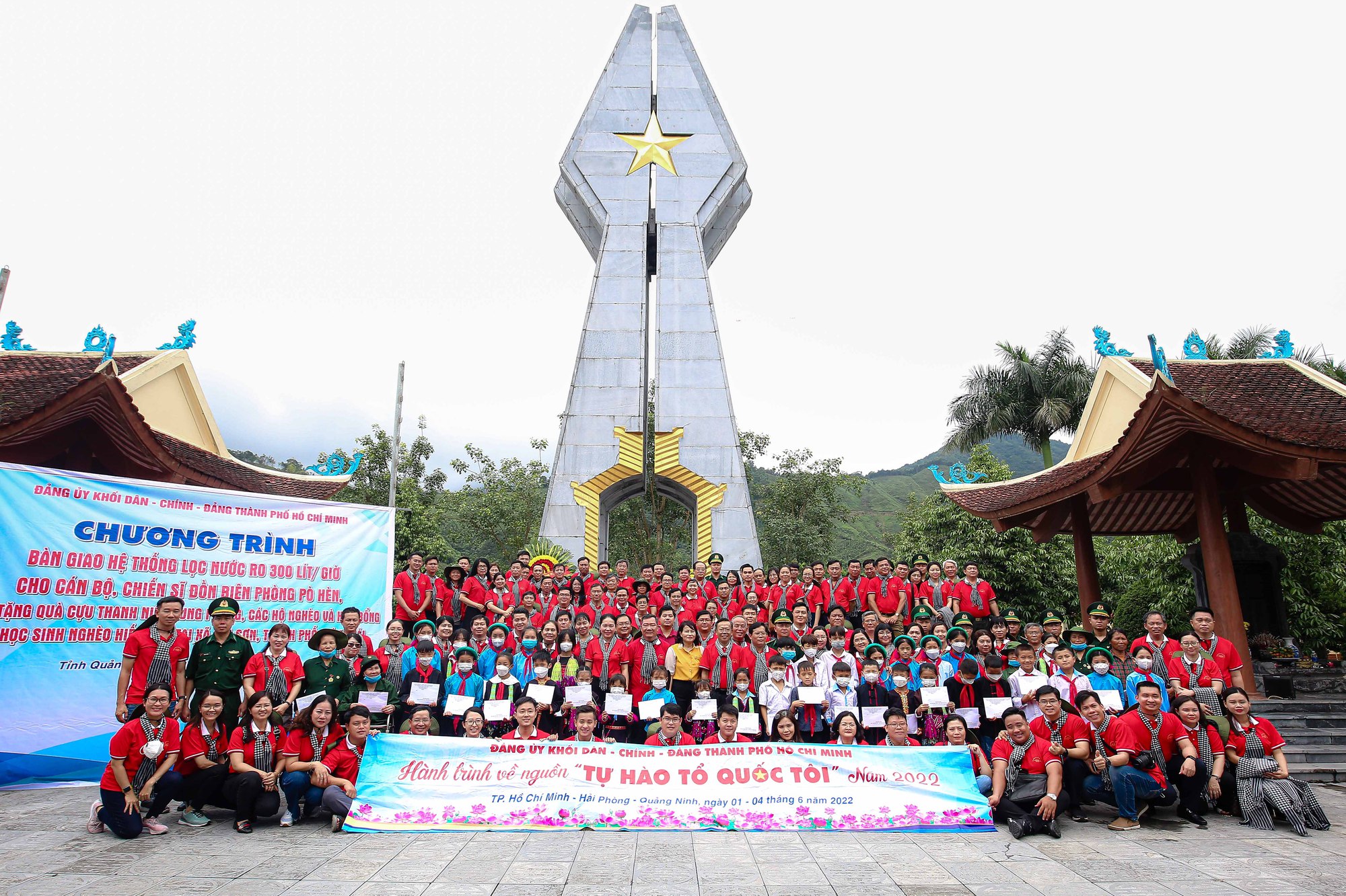 Trao tặng 10.000 l&aacute; cờ Tổ quốc cho lực lượng bi&ecirc;n ph&ograve;ng v&agrave; đồng b&agrave;o bi&ecirc;n giới  tỉnh Quảng Ninh - Ảnh 18.