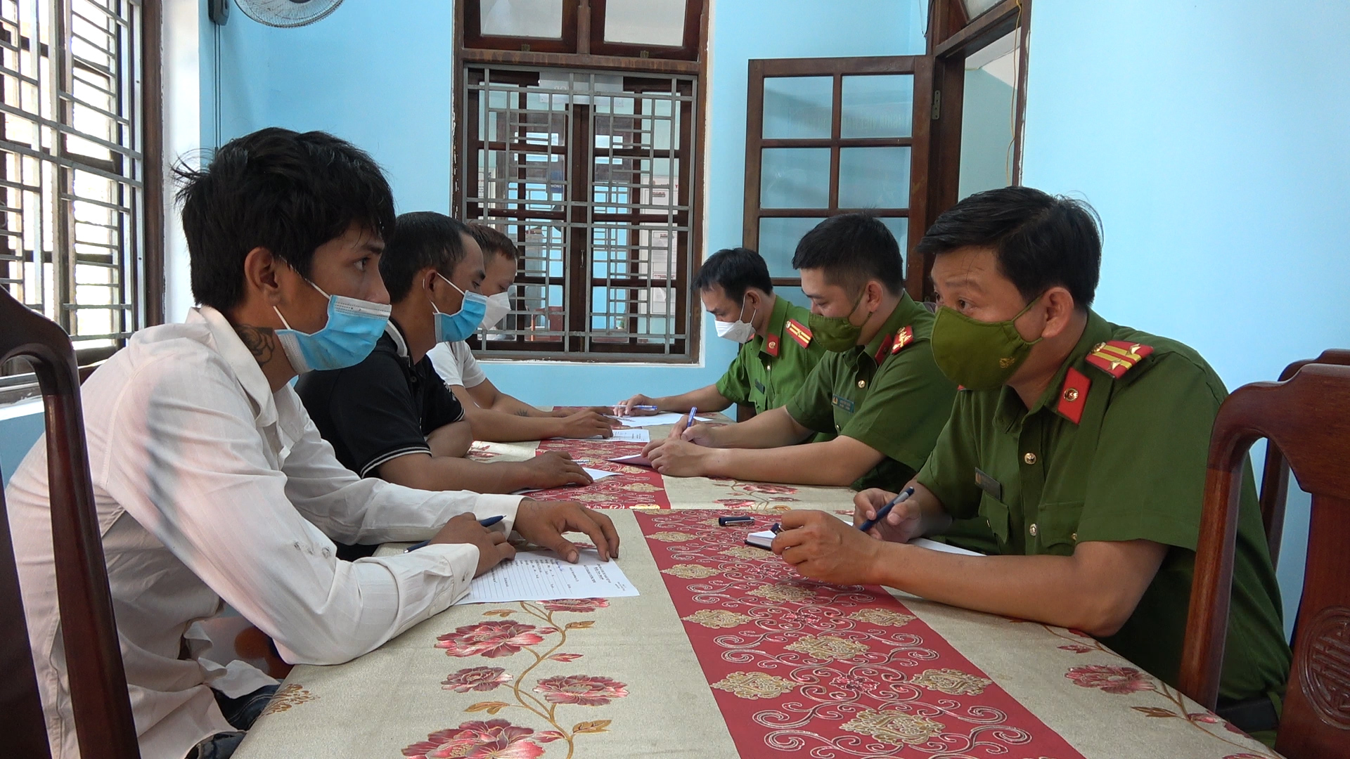 Lật tẩy chi&ecirc;u b&agrave;i xin đểu của nh&oacute;m đối tượng ở nghĩa trang hoang vắng - Ảnh 1.