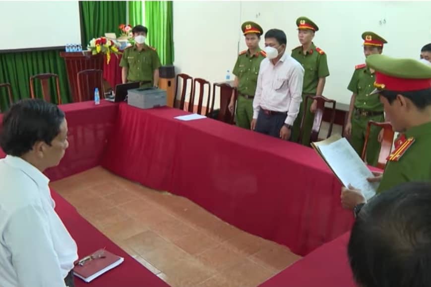 Bắt nguy&ecirc;n Gi&aacute;m đốc CDC B&igrave;nh Phước c&ugrave;ng thuộc cấp - Ảnh 3.