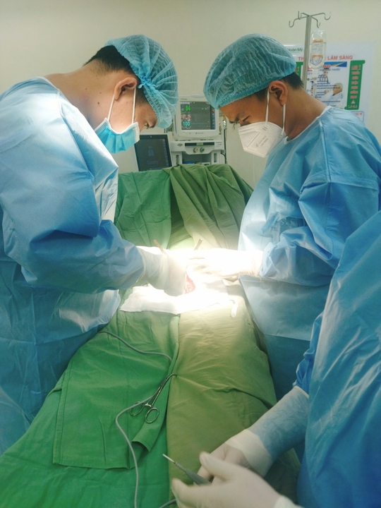 Bất cẩn, người đàn ông bị máy xay lóc toàn bộ da dương vật - Ảnh 1.