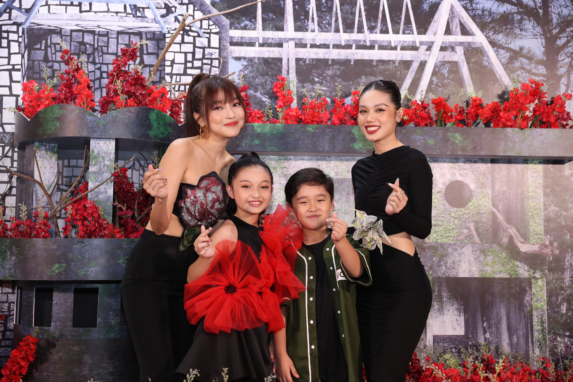 Mỹ nhân tụ hội mừng “Trại Hoa Đỏ”, “Kẻ đào mồ”
