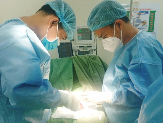 Bất cẩn, người đàn ông bị máy xay lóc toàn bộ da dương vật