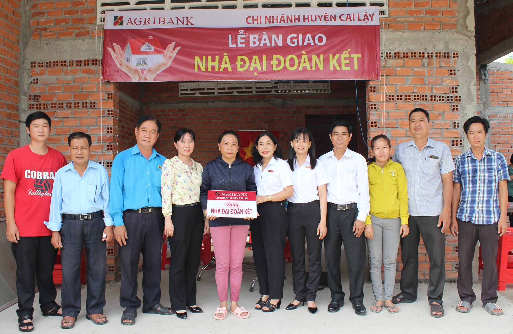 Agribank huyện Cai Lậy tặng 3 nh&agrave; đại đo&agrave;n kết - Ảnh 1.