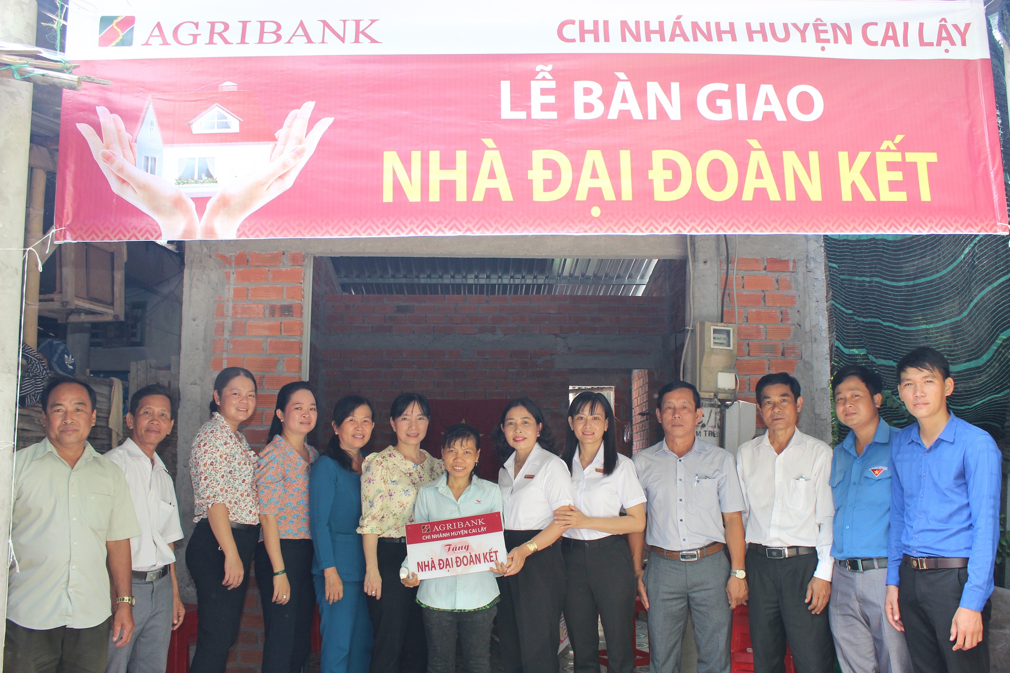 Agribank huyện Cai Lậy tặng 3 nh&agrave; đại đo&agrave;n kết - Ảnh 2.