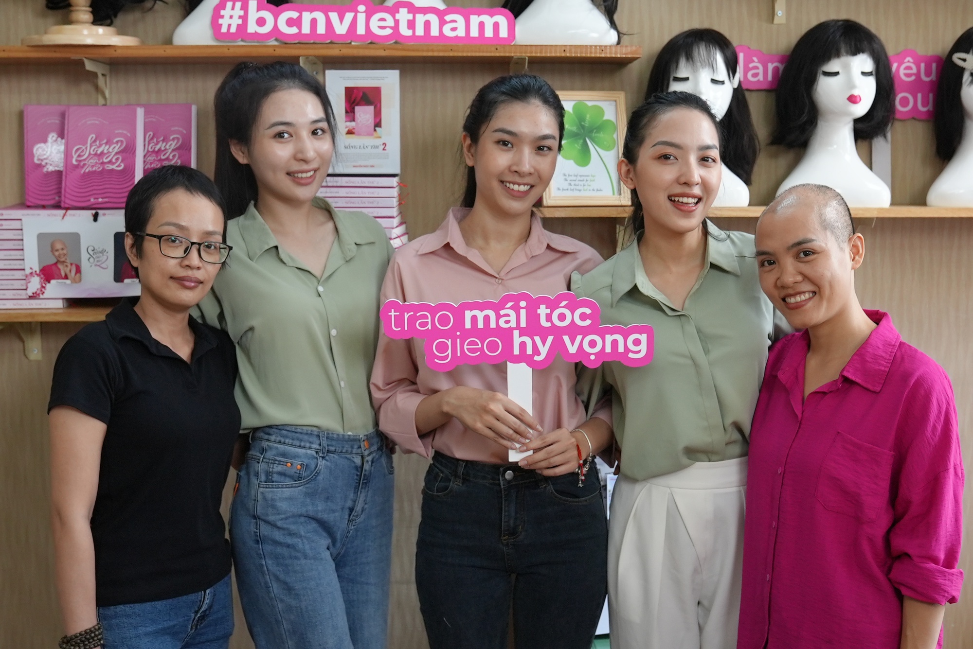 Ủng hộ bệnh nh&acirc;n ung thư v&uacute;, th&iacute; sinh Hoa hậu Thế giới Việt Nam 2022 cắt phăng m&aacute;i t&oacute;c - Ảnh 4.