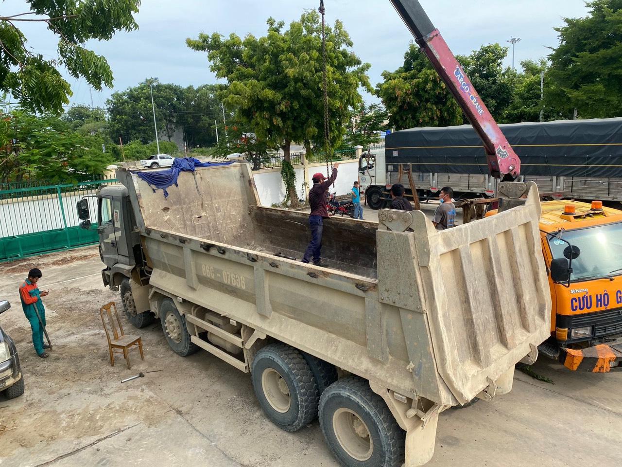 CSGT xử phạt, cắt bỏ phần thùng xe cơi nới quá tải, quá khổ