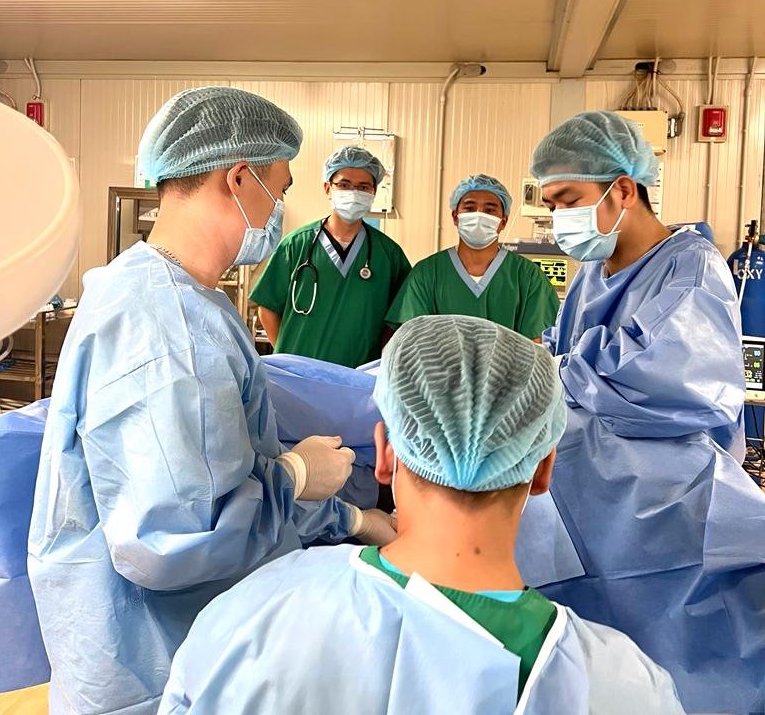 Bệnh viện d&atilde; chiến mũ nồi xanh phẫu thuật cho bệnh nh&acirc;n r&ograve; hậu m&ocirc;n phức tạp - Ảnh 4.