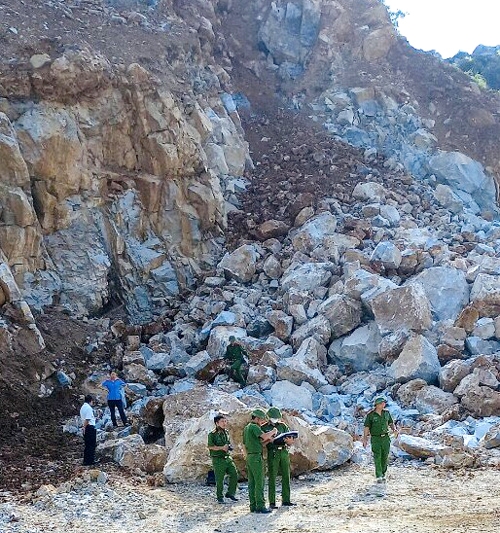 Sập mỏ đ&aacute;, 2 người tử vong - Ảnh 1.
