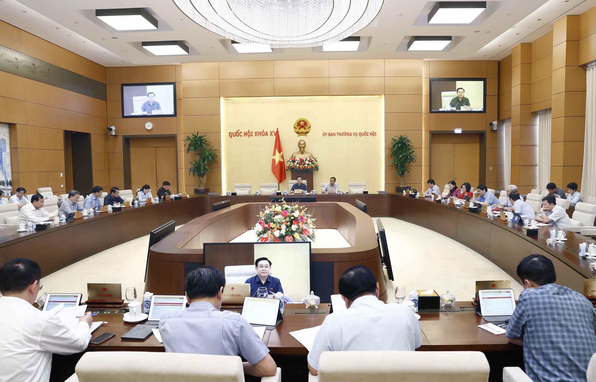 Chủ tịch Quốc hội: Cần tăng lương cho c&aacute;n bộ, c&ocirc;ng chức, vi&ecirc;n chức - Ảnh 1.