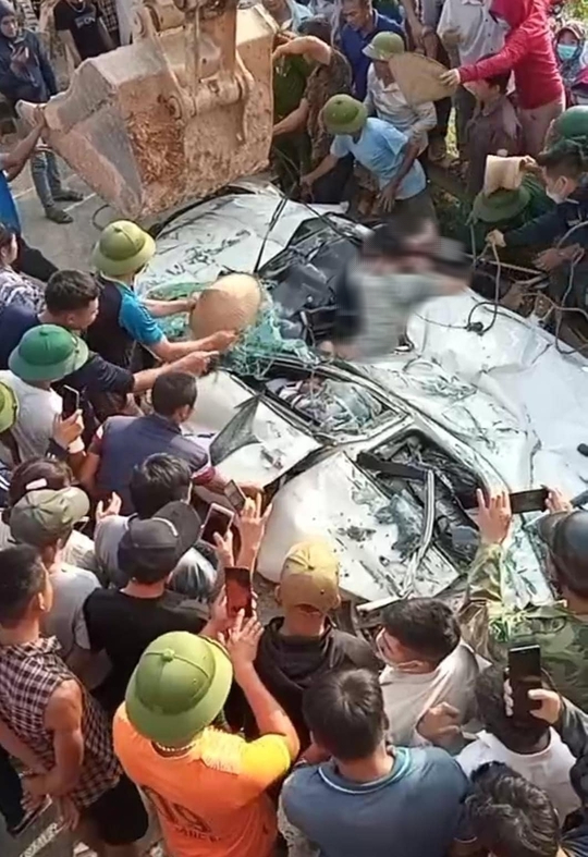 Tai nạn thảm khốc xe tải lật đ&egrave; l&ecirc;n xe con khiến 3 người tử vong - Ảnh 2.