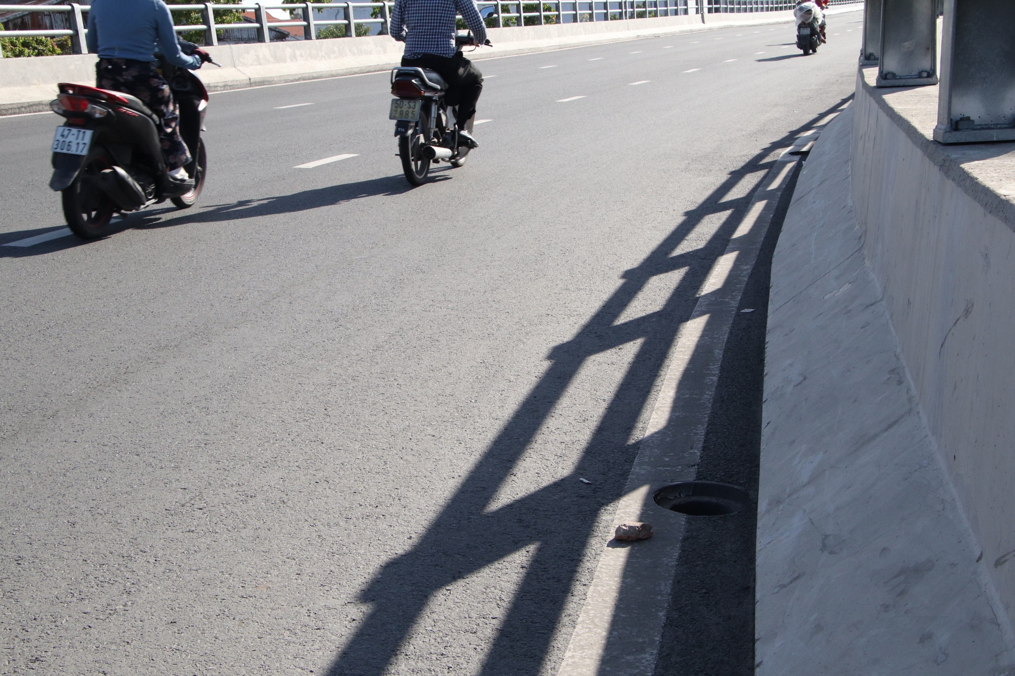 Hàng loạt nắp chắn rác trên cầu vượt Nguyễn Hữu Cảnh biến mất - Ảnh 7.