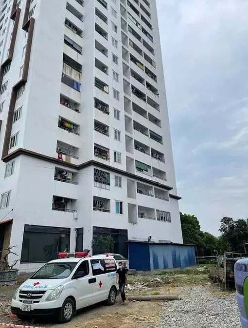 Tr&egrave;o từ tầng 11 xuống tầng 10, nam thanh ni&ecirc;n rơi xuống đất tử vong - Ảnh 2.