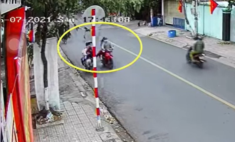 Nam sinh lớp 12 đi xe máy bị bạn cùng trường đạp ngã dẫn tới tử vong