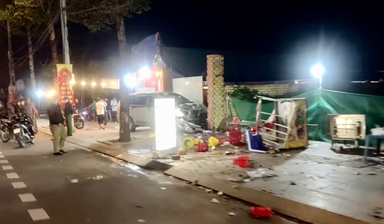 TP Bi&ecirc;n Ho&agrave;: Kinh ho&agrave;ng &ocirc;t&ocirc; t&ocirc;ng thương vong 3 người trong gia đ&igrave;nh đang ăn ốc - Ảnh 1.