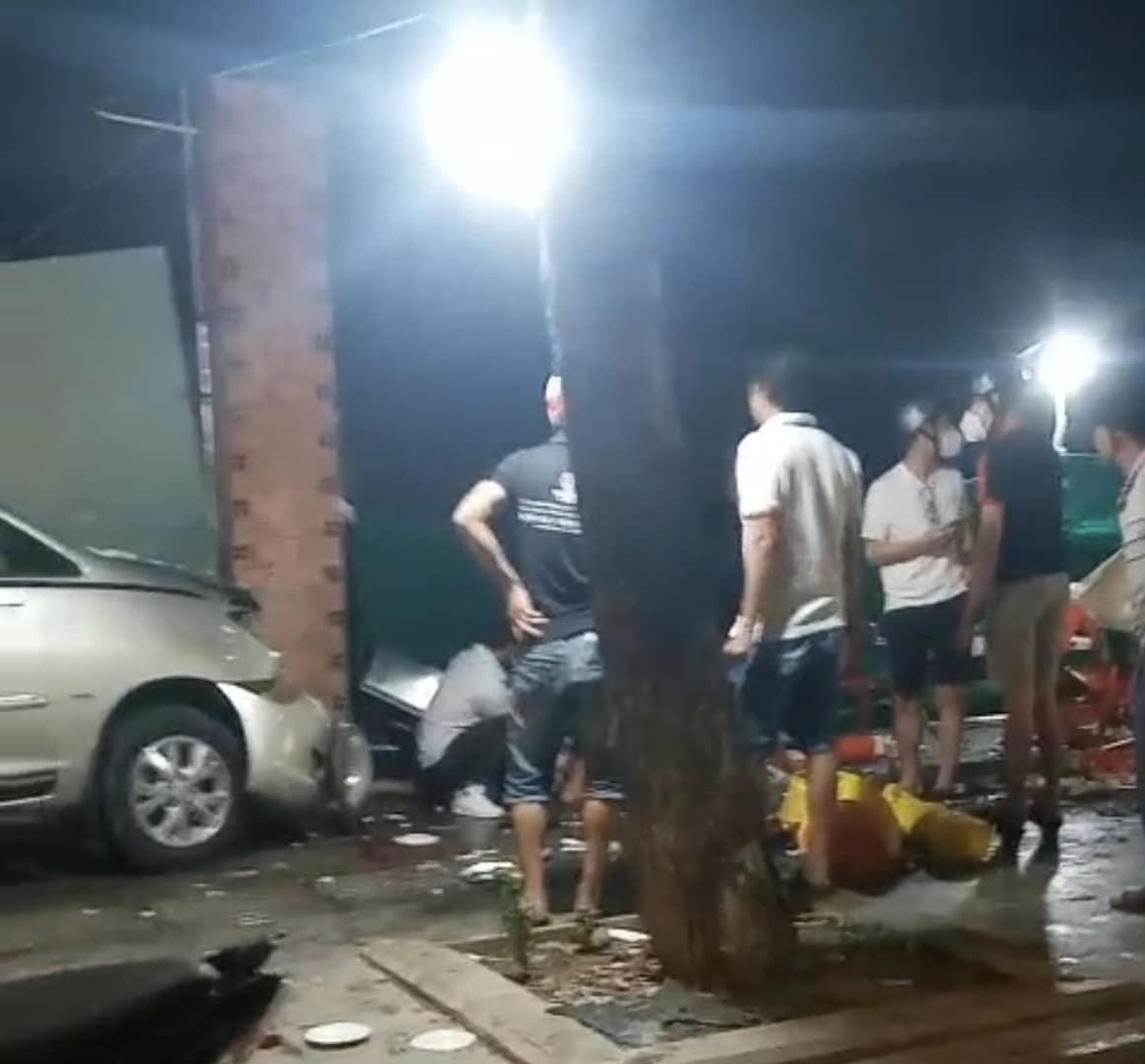 TP Bi&ecirc;n Ho&agrave;: Kinh ho&agrave;ng &ocirc;t&ocirc; t&ocirc;ng thương vong 3 người trong gia đ&igrave;nh đang ăn ốc - Ảnh 2.