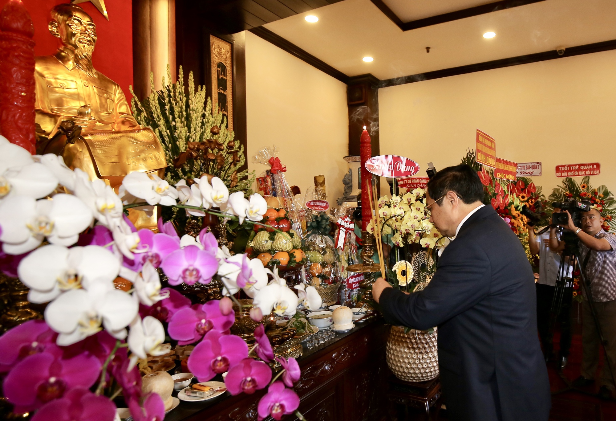 Thủ tướng Phạm Minh Chính dâng hương tưởng niệm Chủ tịch Hồ Chí Minh