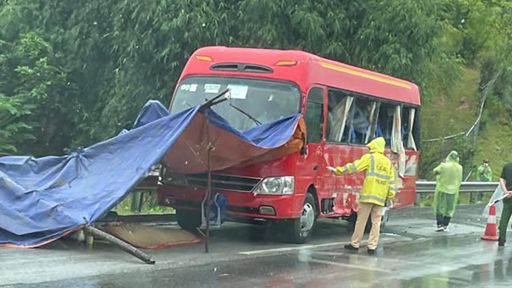 Hai xe khách va chạm trên cao tốc, 1 thiếu nữ tử vong, 6 người bị thương