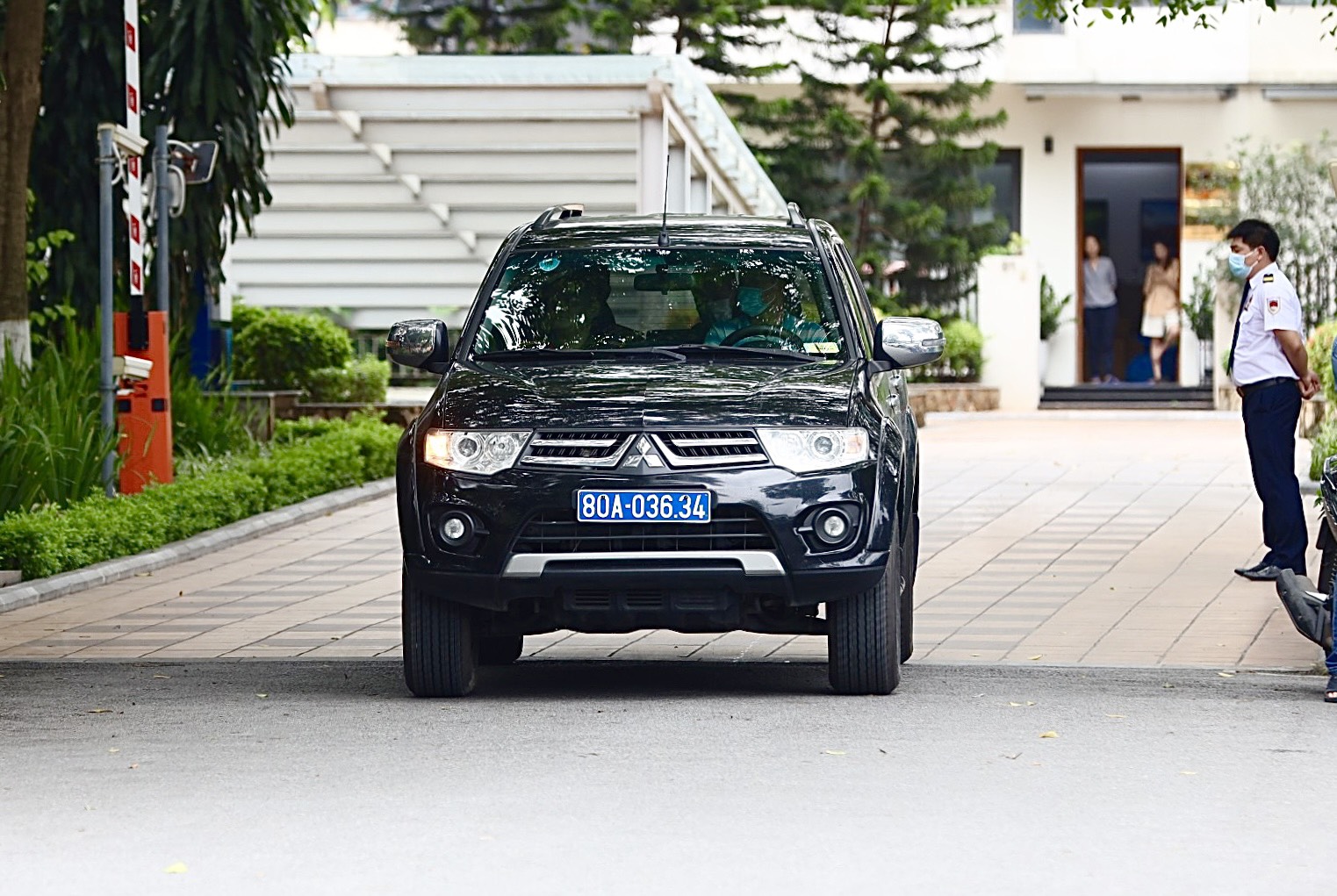 Xe biển xanh 80A xuất hiện trước nh&agrave; &ocirc;ng Nguyễn Thanh Long - Ảnh 1.