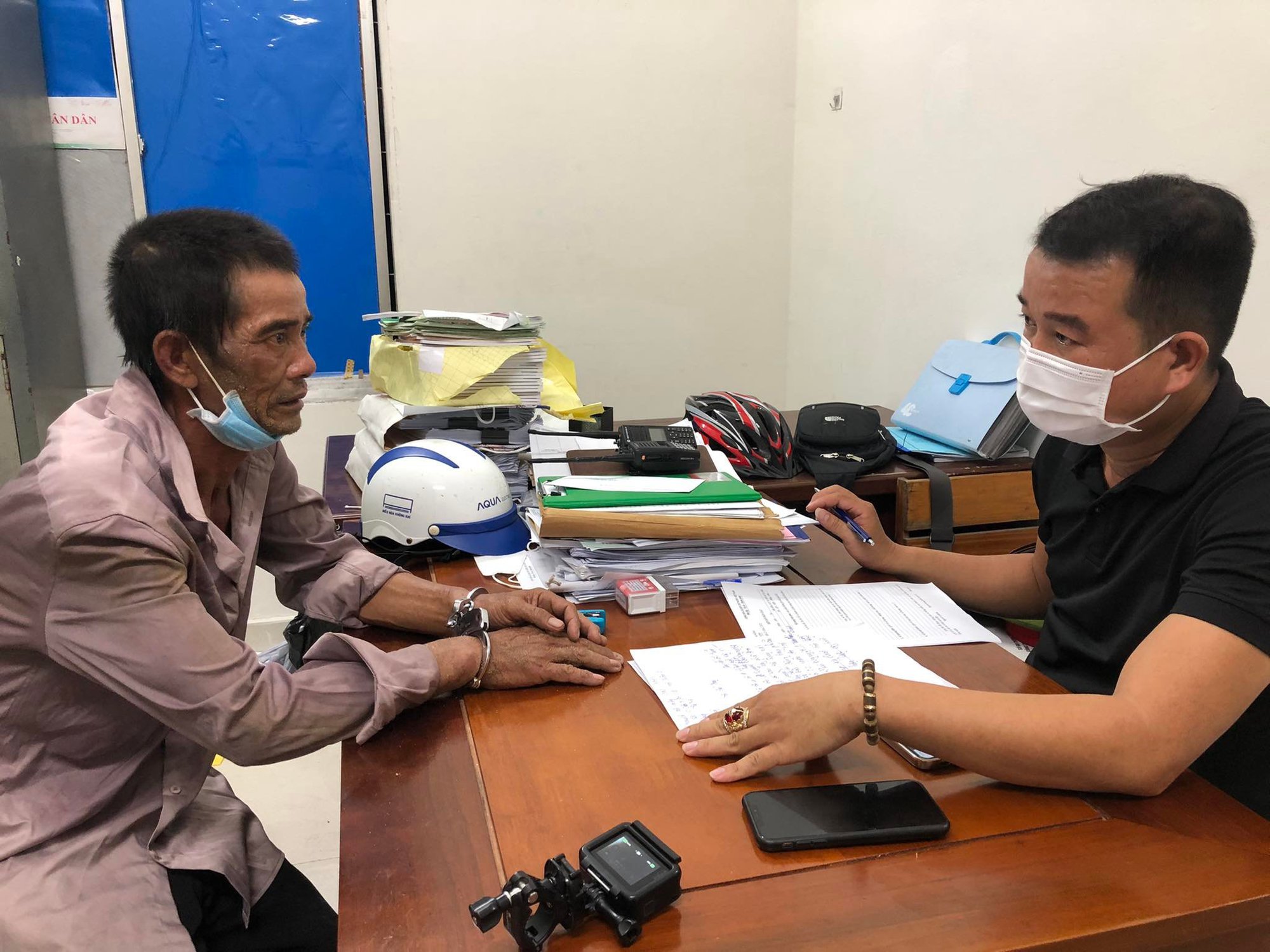 911 Đ&agrave; Nẵng t&oacute;m gọn hai đối tượng cướp điện thoại của phụ nữ - Ảnh 1.