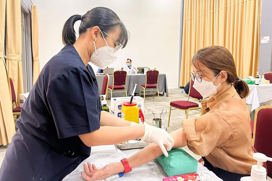 CHẬT VẬT XOAY XỞ TRONG "BÃO GIÁ" (*): Chia khó với công nhân