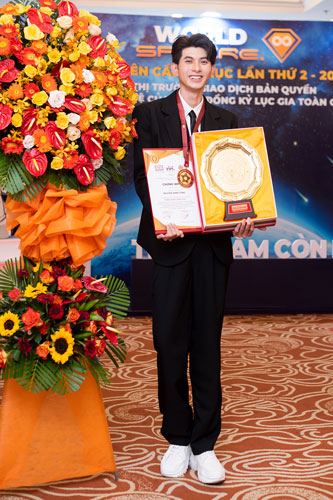 Nguyễn Minh Công nhận giải cống hiến Sống bằng sáng tạo - Ảnh 1.