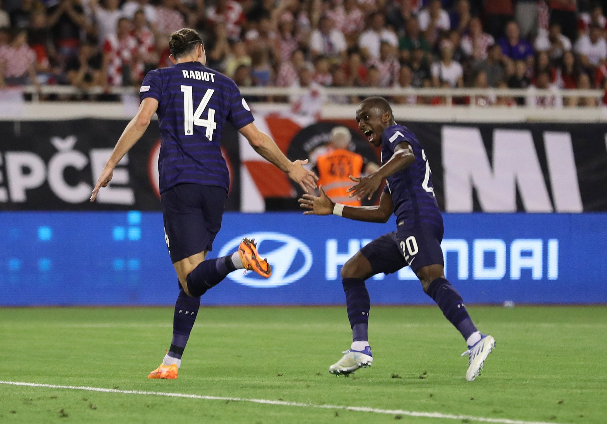 Phạt đền nghiệt ng&atilde;, nh&agrave; v&ocirc; địch World Cup mất điểm ở Croatia - Ảnh 3.