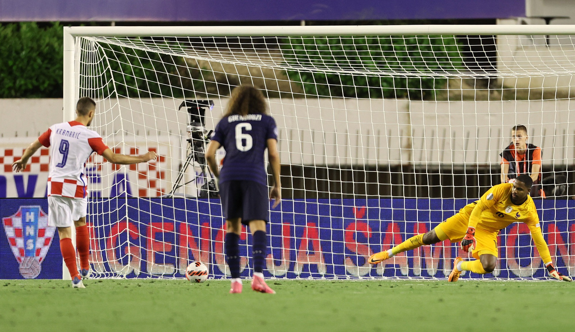 Phạt đền nghiệt ng&atilde;, nh&agrave; v&ocirc; địch World Cup mất điểm ở Croatia - Ảnh 5.