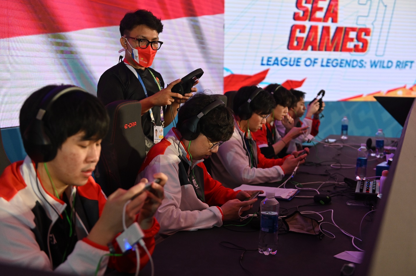 Con đường trở thành tuyển thủ eSports chuyên nghiệp – có hoàn toàn là nhờ may mắn?