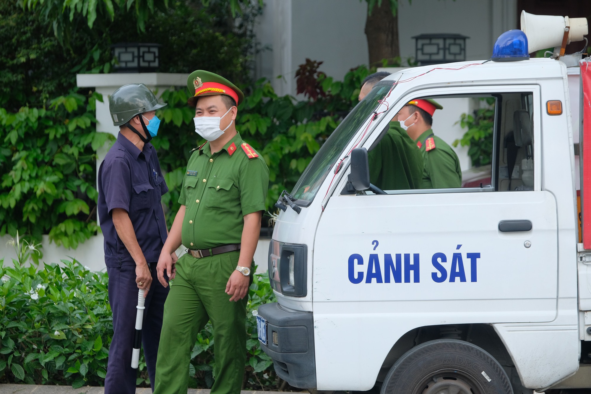 CLIP: Nhiều xe biển xanh, c&ocirc;ng an xuất hiện tại nh&agrave; ri&ecirc;ng &ocirc;ng Chu Ngọc Anh - Ảnh 5.