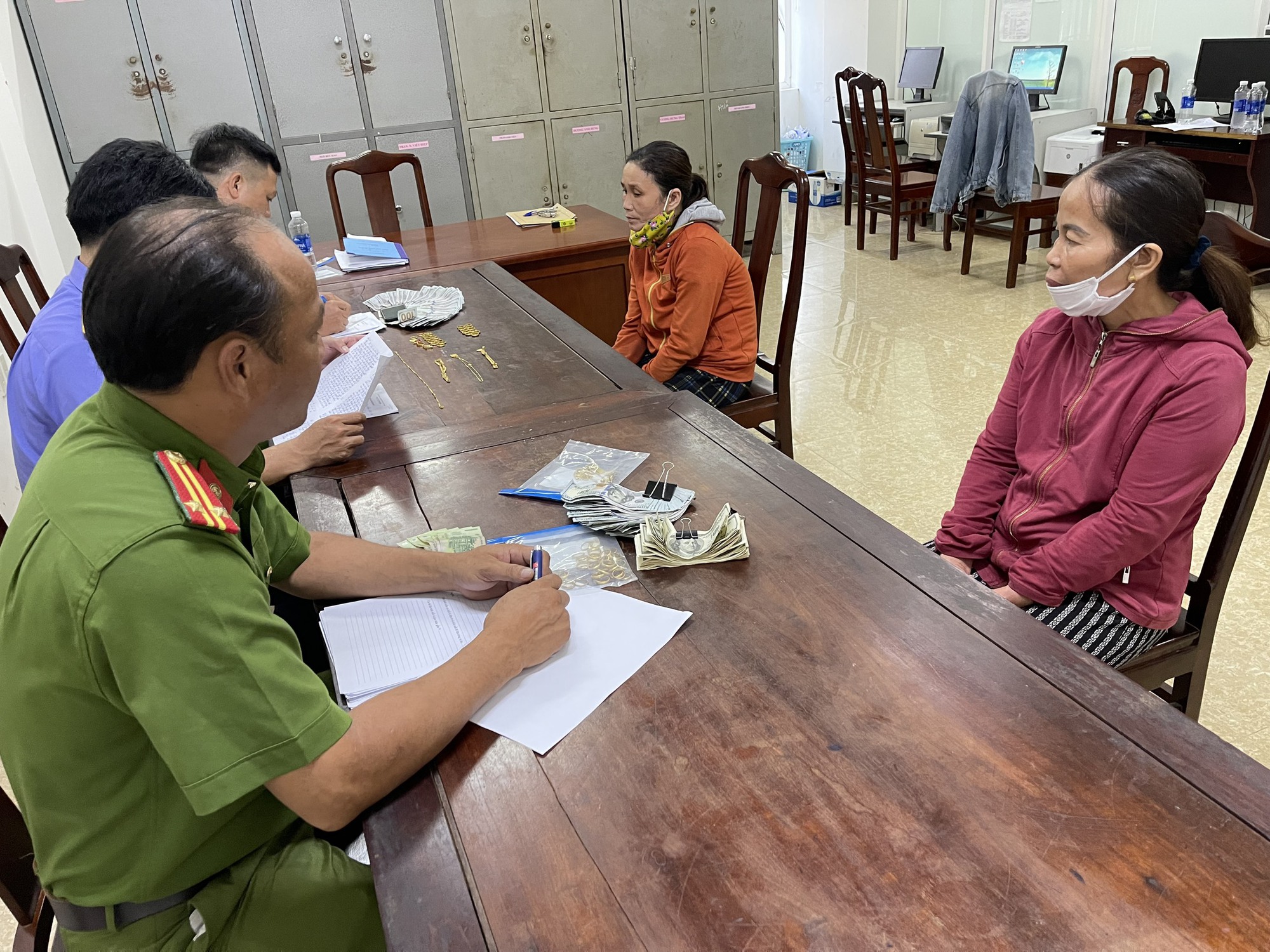Hai người phụ nữ dàn cảnh để lọt vào phòng ngủ nhà người khác gây án