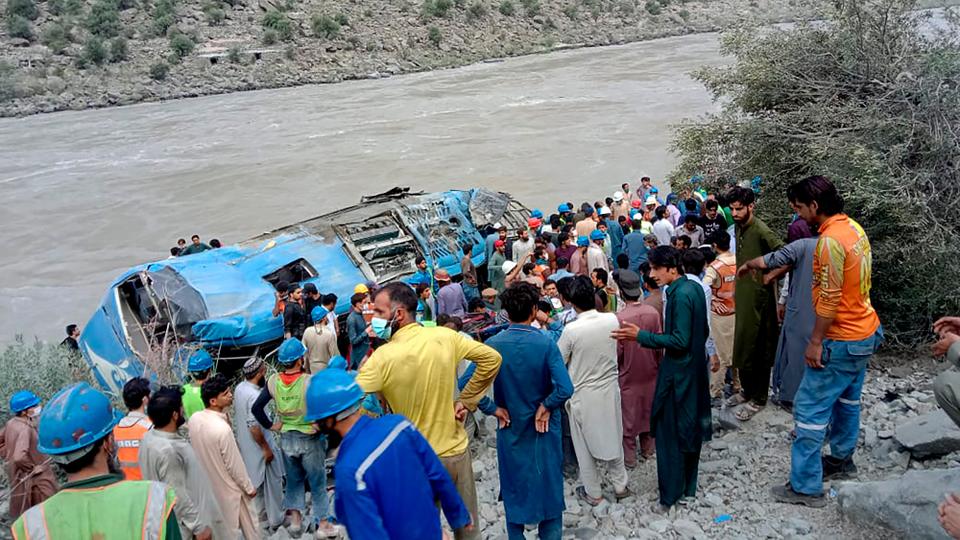 Xe buýt phi xuống vực ở Pakistan, xe lao vào đám đông ở Đức