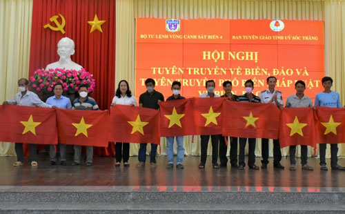 Trao cờ Tổ quốc cho ngư dân Bạc Liêu và Sóc Trăng