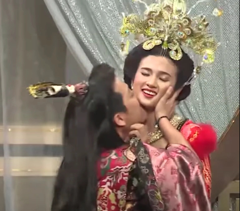 Những lần Trường Giang bị chỉ tr&iacute;ch v&igrave; &ocirc;m, h&ocirc;n bạn diễn - Ảnh 4.